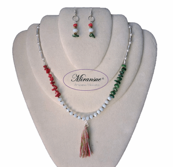 Collar inspirado en colores de la bandera mexicana con coral, concha y cristal.