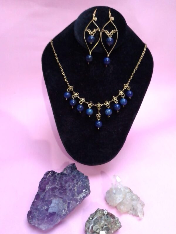 Juego de collar y aretes de lapislázuli, con metal de latón, elaborado artesanalmente.