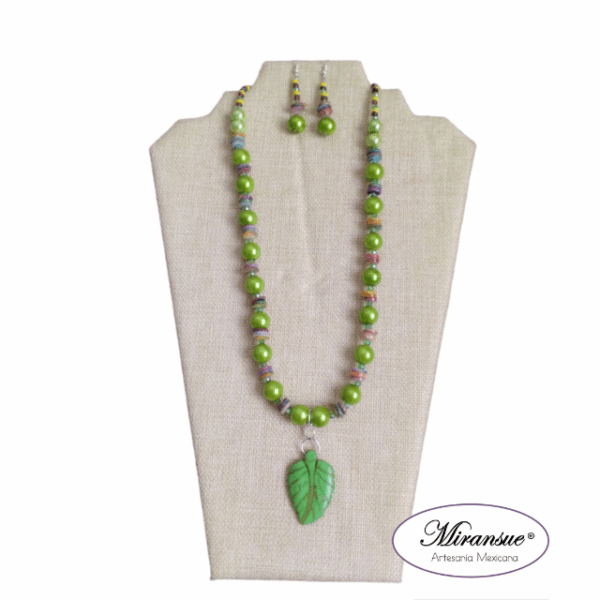 Set de Collar y Aretes combinación verde con perlas y concha - Colección Hojas